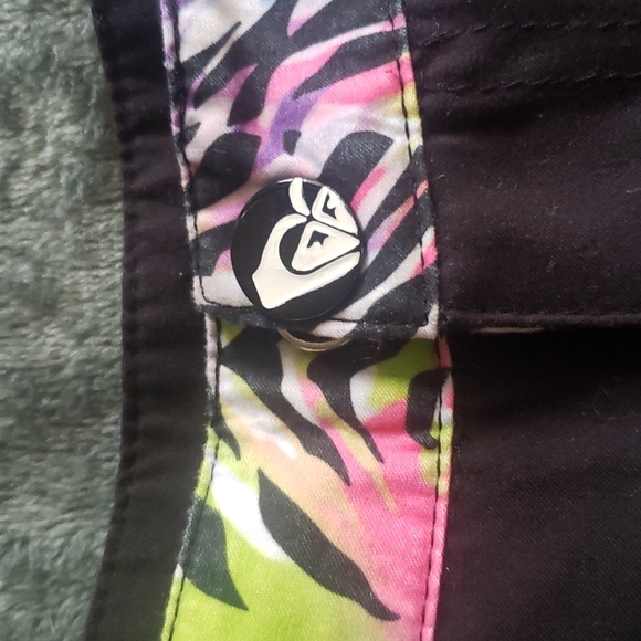NWOT Roxy reversable board shorts, black/multi coloured - Picture 3 of 8